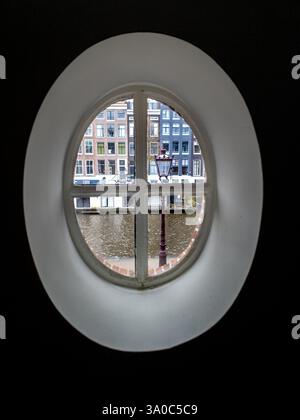 Blick durch ellipsenförmige Fenster vom H`Art Museum, Amsterdam, Niederlande Stockfoto